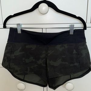 Lululemon Green Camo 2.5 inch speed up shorts size 6